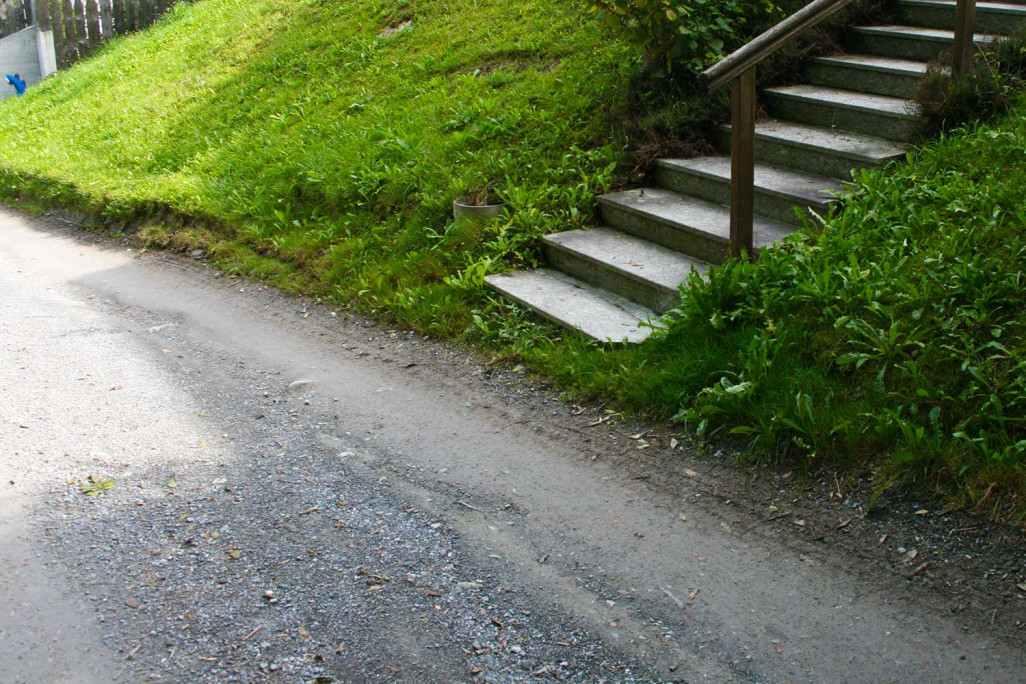 Sanierungsbedürftige Strasse Flims