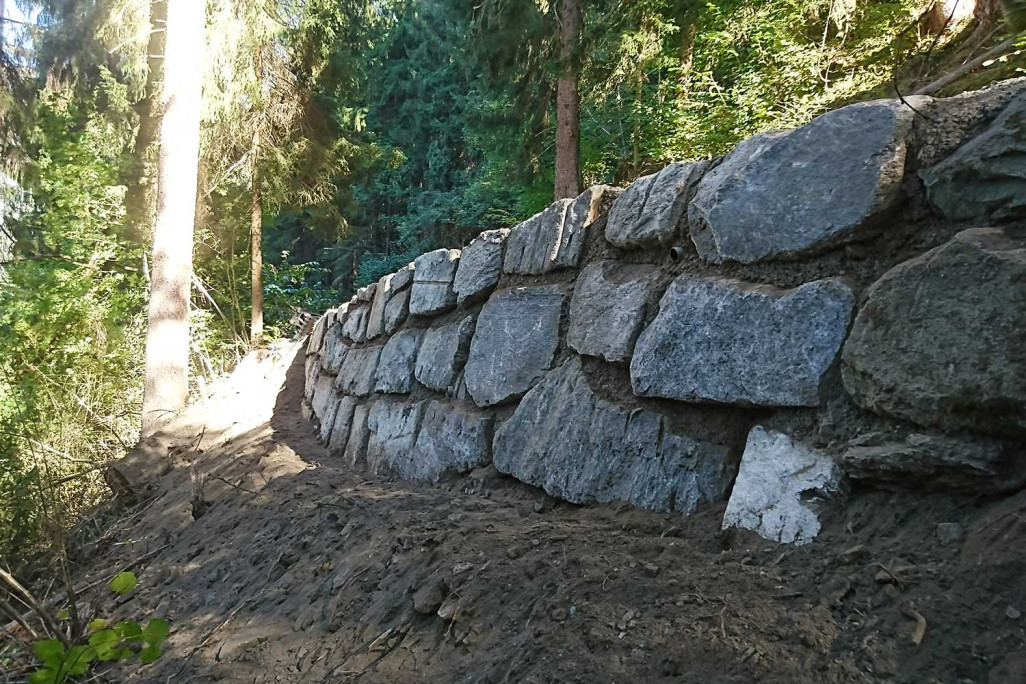 Sils i.D., Blocksteinmauern Carschennastrasse, HMQ AG