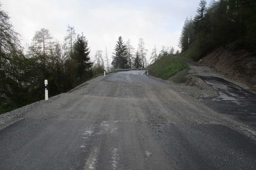 Brienz/Brinzauls GR, Rutschkante Strasse, HMQ AG